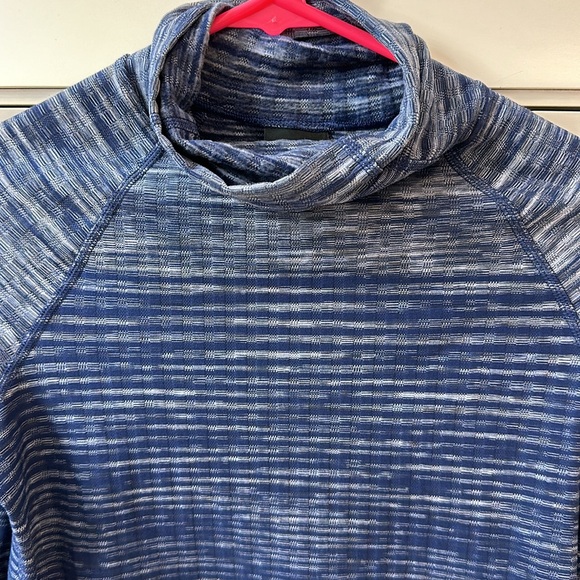 Women’s Nike Pro Hyperwarm Pullover - Picture 2 of 4